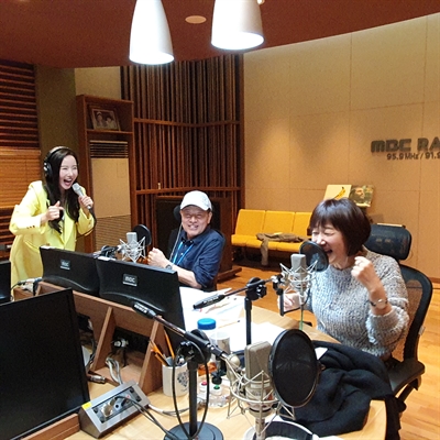 강석(가운데)과 김혜영(오른쪽 첫 번째). (사진=MBC라디오 '싱글벙글쇼' 홈페이지)