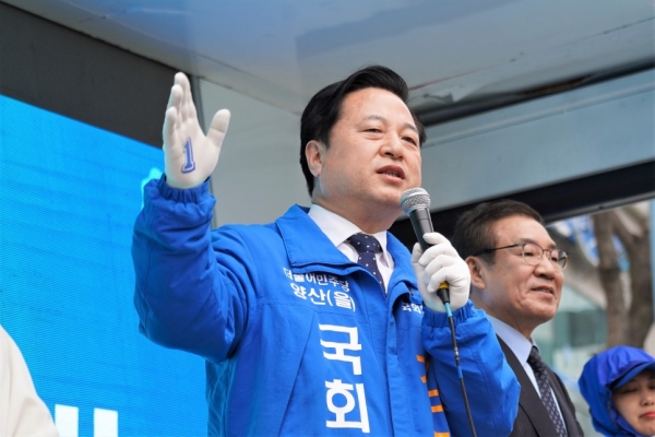 지난 4월 11일 경남 양산을 지역에서 유세를 하고 있는 김두관 더불어민주당 의원. (사진=김두관 의원 공식블로그)
