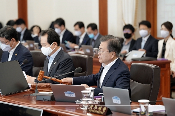 문재인(오른쪽 첫 번째) 대통령이 지난 28일 청와대에서 국무회의를 주재하고 있다. (사진=청와대 홈페이지)