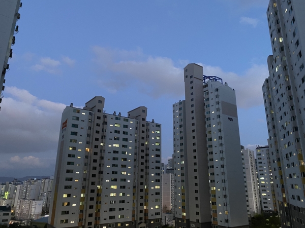 서울의 한 아파트 단지 야경. (사진=남빛하늘 기자)