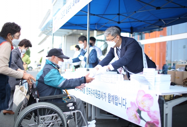 박재현 한국수자원공사 사장과 직원들이 KTX 대전역을 이용하는 시민들에게 생활방역을 홍보하며 손세정제를 나눠주고 있다. (사진제공=한국수자원공사)