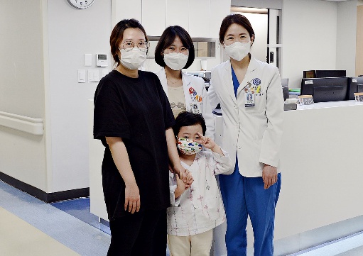 박군 어머니와 김아영 교수,신유림 교수(왼쪽부터)가 건강을 되찾은 박군과 함께 기념촬영을 했다.(사진=세브란스병원 제공)