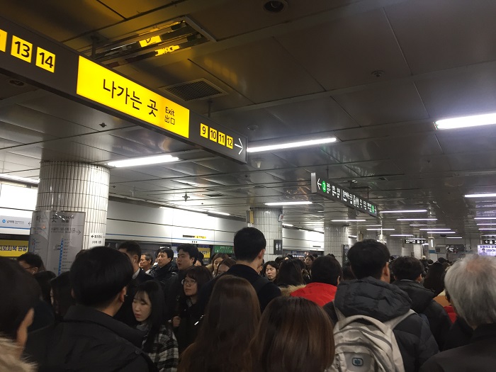 지난달 20일 오전 8시 서울 지하철 4호선 사당역에 출근을 하는 시민들이 몰려있는 모습이다. <사진=박지윤 기자>