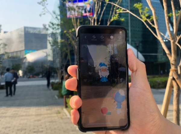 '유미의 세포들' AR 콘텐츠를 'U+AR' 앱으로 실행한 모습. (사진제공=LG유플러스)