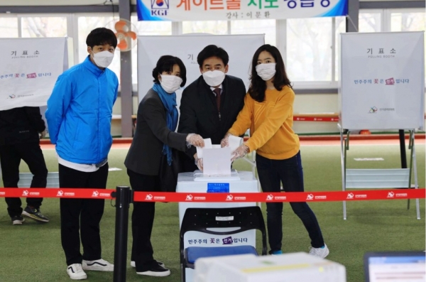 지난 4월 11일 이용호 의원은 아내와 두 자녀와 함께 전북 남원 도통동 사전투표소를 찾아 사전투표를 했다. (사진=이용호 의원 공식 블로그)
