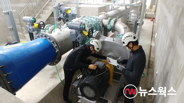 ​시 관계자가 남사배수지 상수도관에 설치한 소수력 발전설비를 점검하는 모습(사진제공=용인시)​