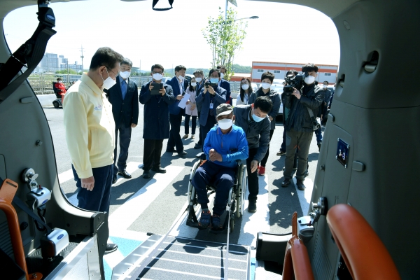 교통약자 이동지원 특별교통 휠체어 탑승 차량을 추가로 운행(사진제공=영천시)