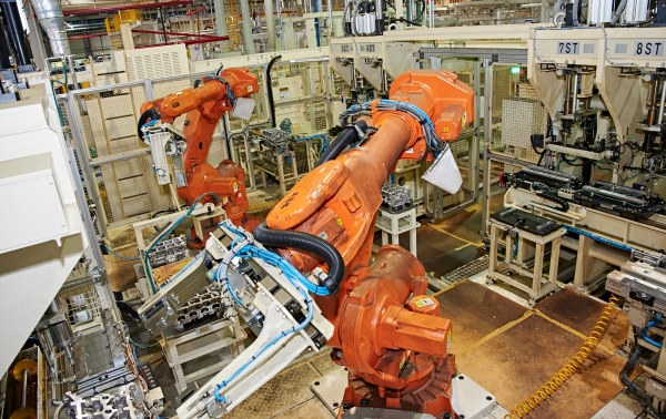 100% 자동화로 진행하는 엔진 주요 부품 가공공정의 로봇 모습(사진=쌍용자동차)