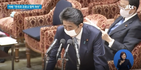 아베 일본 총리가 지난 29일 참의원 예산위원회에서 답변하고 있다. (사진=JTBC뉴스 캡처)<br>
