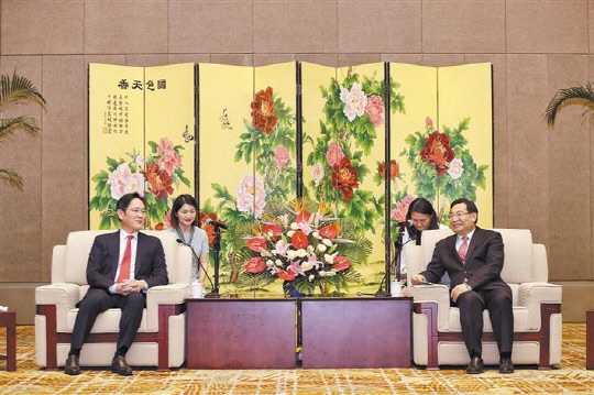 이재용(왼쪽) 삼성전자 부회장이 지난 18일 중국 산시성의 후허핑 당서기와 면담하고 있다. (사진=산시일보 홈페이지)
