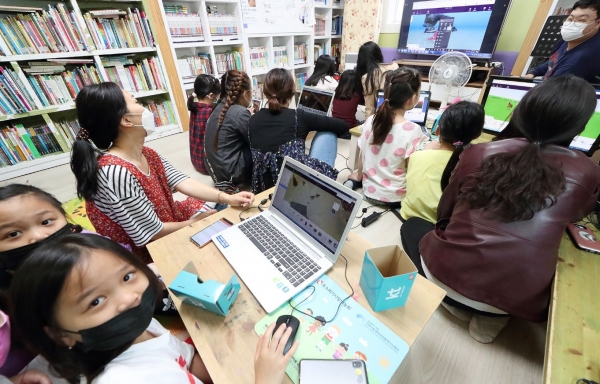 지난 19일 서대전 지역아동센터 아이들이 KT 화상 회의 시스템을 통해 'VR 콘텐츠 제작하기' 체험형 수업에 참여하고 있다. (사진제공=KT)