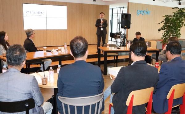 구현모 KT 대표가 21일 열린 '포스트 코로나 시대의 변화' 세미나에서 강연하고 있다. (사진제공=KT)