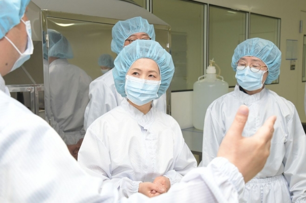 이의경 식품의약품안전처장이 21일 충청북도 음성군 '일양약품'을 방문해 백신 생산 현장을 점검하고 있다. (사진제공=식약처)