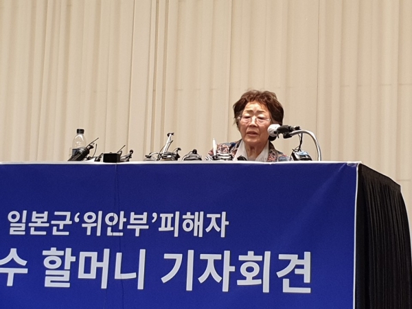일본군 위안부 피해자 이용수(92) 할머니가 25일 대구 수성구 만촌동 인터불고 호텔에서 열린 제2차 기자회견에서 정면을 응시하고 있다. (사진제공=인터넷 언론인연대)