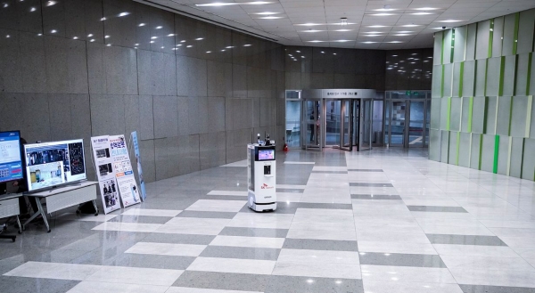 '코로나19 방역로봇'이 서울 중구 SK텔레콤 본사에서 방역 활동을 하고 있다. (사진제공=SK텔레콤)