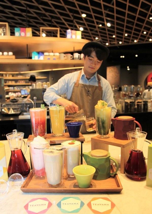 스타벅스 직원이 '티바나' 특화 음료를 만들고 있다. (사진 제공=스타벅스)