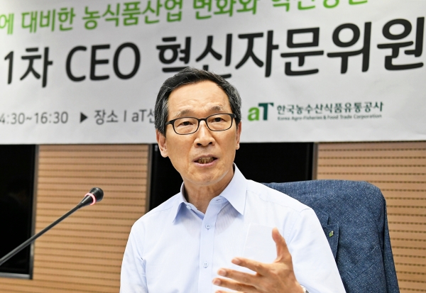 지난 22일 서울 aT센터에서 ‘포스트 코로나’를 주제로 열린 ‘제1차 CEO 혁신자문위원회’에서 aT 이병호 사장이 발언하고 있다. (사진=한국농수산식품유통공사 제공)
