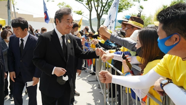 지난 5월 18일 광주광역시에서 열린 5.18기념식에 참석한 이낙연 전 총리가 광주시민들로부터 환영을 받고있다. (사진=이낙연 전 총리 페이스북 캡처)