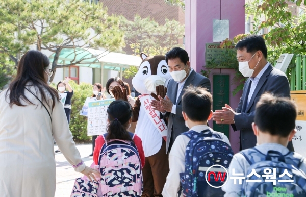 백군기(가운데) 시장이 성복초등학교를 방문해 등교하는 학생들을 격려하고 있다.(사진제공=용인시)