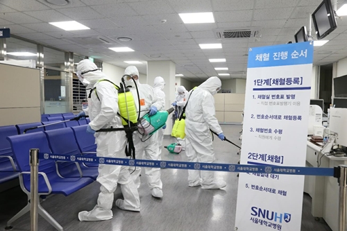 세스코(대표이사 전찬혁) 살균서비스 전문가들이 서울대학교병원을 대상으로 코로나19 전문살균서비스를 진행하고 있다. (사진=세스코)