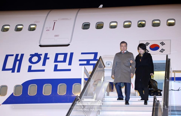 27일(현지시간) 문재인 대통령과 부인 김정숙 여사가 첫 방문지인 체코 공항에 도착해 전용기에서 내리고 있다. (사진=청와대 페이스북)