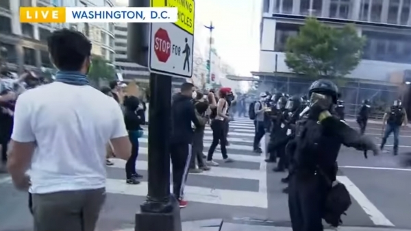 워싱턴DC에서 조지 플로이드를 추모하는 시위대와 경찰이 대치하고 있다. (사진=9 News Australia 유튜브)
