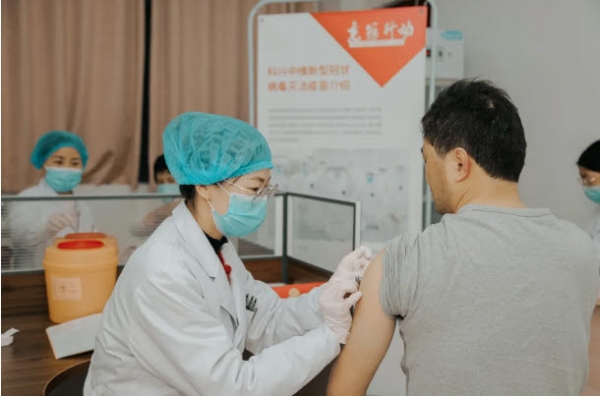 지난 4월 중국에서 코로나 바이러스 백신 임상 실험이 진행되고 있다. (사진=시노백 홈페이지)