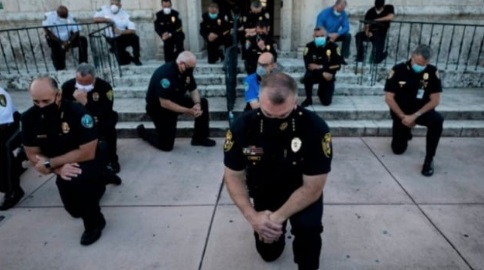 미국 플로리다주 경찰들이 지난달 31일(현지시각) 사망한 흑인 남성 조지 플로이드를 추모하며 인종차별에 대한 항의 표시인 무릎꿇기를 하고 있다. (사진=트위터 캡처)