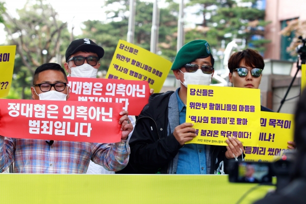 지난 31일 시민단체인 '자유연대'는 서울 종로구 옛 일본대사관 인근 '평화의 소녀상' 앞에서 집회를 열었다. (사진제공=인터넷언론인연대)