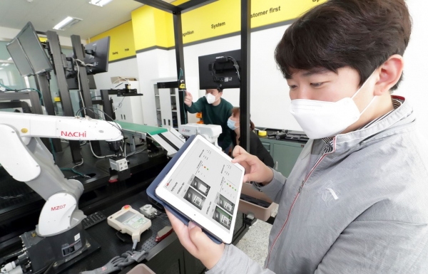 KT와 코그넥스 직원들이 경기도 수원 코그넥스코리아 연구소에서 'KT 5G 스마트팩토리 머신비전' 솔루션을 점검하고 있다. (사진제공=KT)