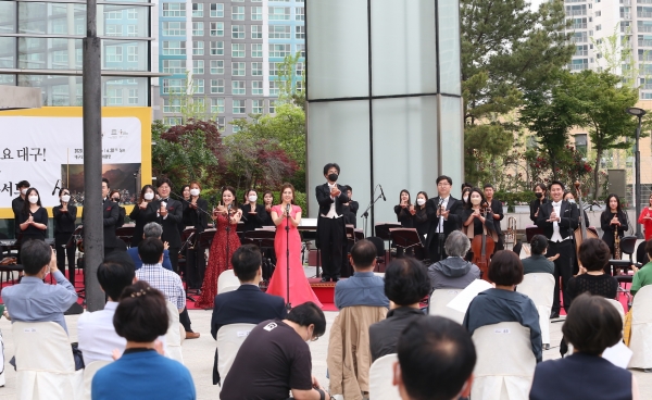 지난 5월 16일 대구오페라하우스 야외광장에서 열린 '오페라 광장콘서트’ 공연 모습. (사진제공=대구오페라하우스)