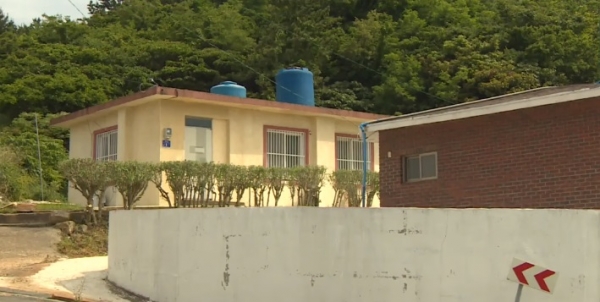 '섬마을 여교사 성폭행' 사건이 발생했던 전남 신안의 한 섬마을 초등학교 관사. (사진=SBS뉴스 캡처)