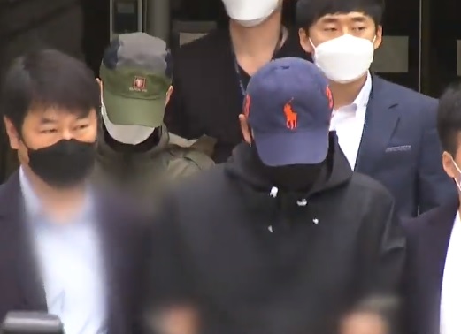 '범죄단체가입' 혐의로 구속이 확정된 박사방 유료회원 2명이 모자와 마스크로 얼굴을 가린 채 호송되고 있다. (사진=KBS뉴스 캡처)