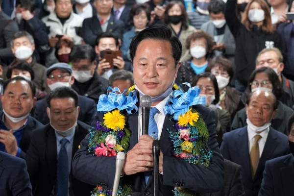 김두관 더불어민주당 의원이 지난 4·15총선때 경남 양산을에서 당선된 후 꽃다발을  목에 받아 걸고 포즈를 취하고 있다. (사진=김두관 의원 공식블로그)