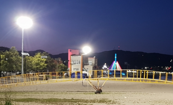 경주시는 여름철 해수욕장을 찾아오는 피서객과 관광객의 야간편의를 위해 해수욕장 내 야간조명타워를 설치했다. (사진제공=경주시)