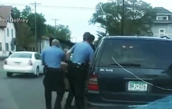 지난 5월 25일, 미니애폴리스 전직 경찰관들이 조지 플로이드와 실갱이를 벌이고 있는 모습. (사진=CBS Evening News 유튜브)
