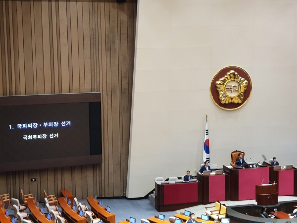 박병석 신임 국회의장이 5일 열린 국회본회의에서 국회의장석에 앉아있다. (사진=전현건 기자)