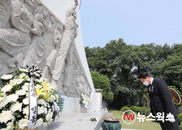 백군기 시장이 용인중앙공원 현충탑에서 열린 현충일 추념식에 참석한 모습(사진제공=용인시)