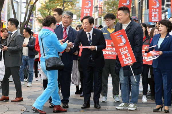 성윤모 산업부 장관(가운데)이 지난해 10월 31일 서울 명동예술극장 광장에서 ‘코리아세일페스타를 홍보하고 있다. (사진제공=산업통상자원부)