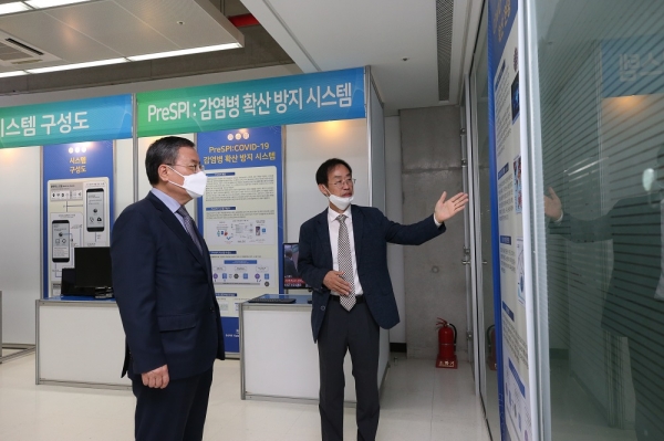 KAIST 신성철 총장이 지난 4일 대전 본원 캠퍼스 김병호·김삼열 IT 융합빌딩(N1동) 7층에 위치한 `코로나19 감염병 확산방지시스템' 데모 룸을 방문해 한동수 교수로부터 개발현황에 대해 보고받고 있다.