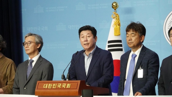 박재호 더불어민주당 의원이 11일 국회 소통관 기자회견에서 '가덕도 신공항 유치'에 대해 발언하고 있다 (사진=박재호 의원실 제공)