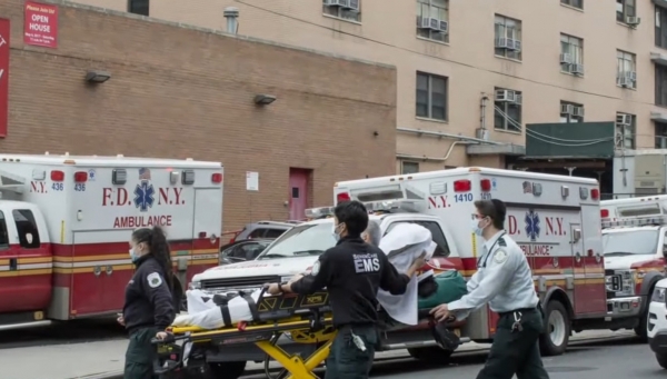 미국 의료 당국자들이 코로나19 환자를 이송하고 있다. (사진=ABC News 유튜브)<br>