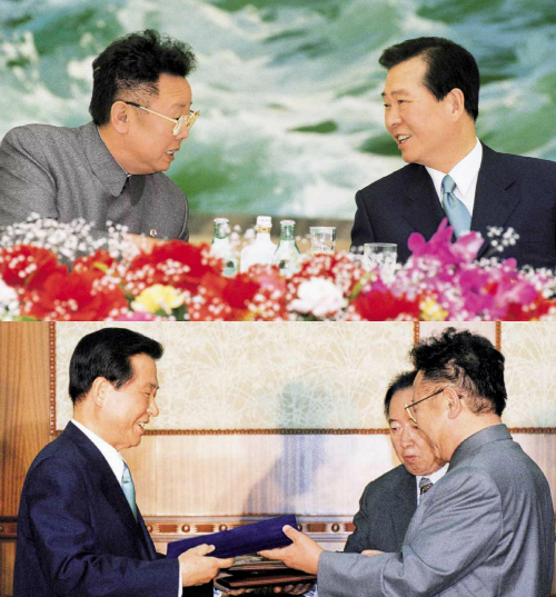 김대중 대통령과 김정일 국방위원장이 '6.15 남북공동선언문'을 교환하고 있다. <사진=국정홍보처>