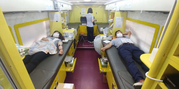 한국도로공사 대구지사가 지난 12일 코로나19 극복을 기원하는 단체 헌혈 행사를 하고 있다. (사진제공=한국도로공사 대구경북본부)