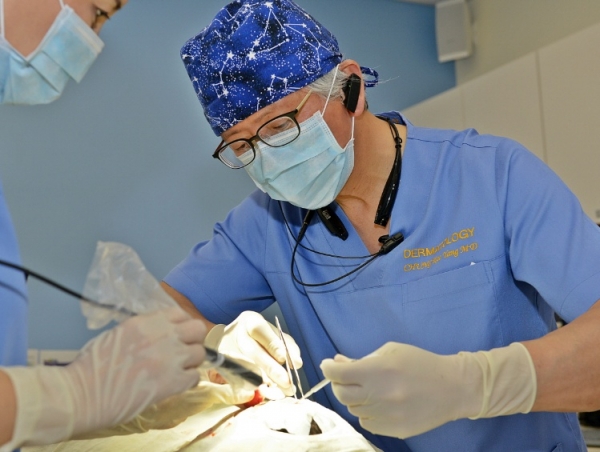 정기양 교수가 모즈미세수술법으로 피부암을 제거하고 있다.(사진=세브란스병원)