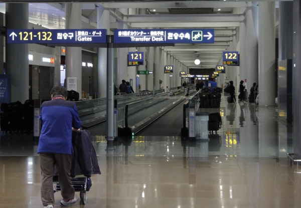 인천공항에서 새벽 비행기를 탑승하기 위해 승객들이 준비 중이다.(사진=손진석 기자)