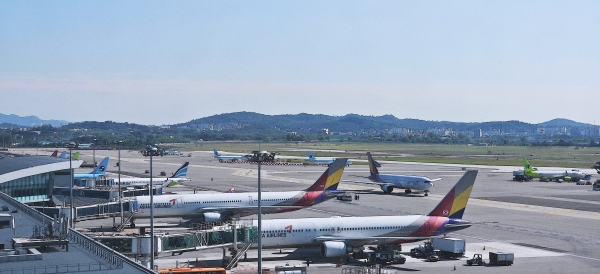 김포공항에서 대기 중인 아시아나항공기 모습(사진=손진석 기자)