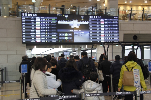 이른 새벽 항공기 탑승을 위해 김포공항에서 차례를 기다리는 여행객들 모습  (사진=손진석 기자)