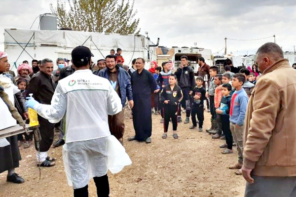 레바논 시리아 난민촌 거주 난민들이 밀알복지재단의 코로나19 긴급식량을 배분받기 위해 줄을 서 있다. (사진제공=밀알복지재단)