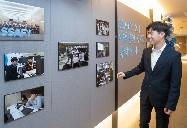 24일 서울 멀티캠퍼스 교육센터에서 열린 삼성 청년 소프트웨어 아카데미 2기 수료식에 참석한 교육생이 1년간의 활동을 되돌아 보고 있다.